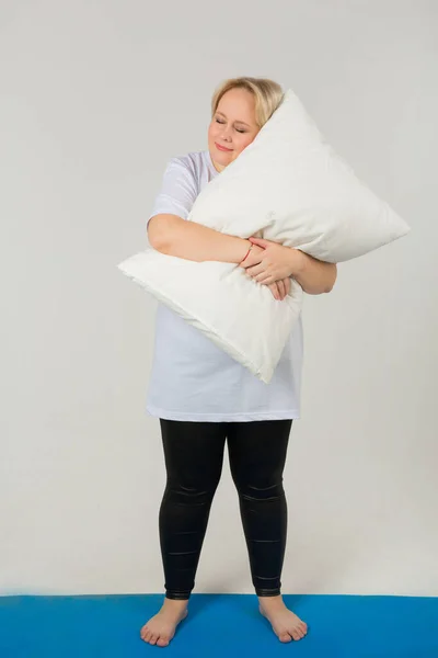 Schöne Junge Mollige Frau Weißem Shirt Mit Kissen — Stockfoto