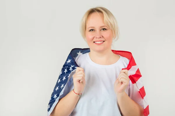 Mooie Jonge Mollige Vrouw Met Amerikaanse Vlag Witte Achtergrond — Stockfoto