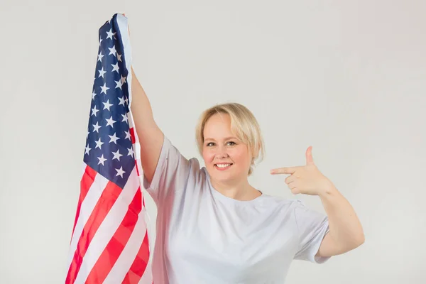 Красива Молода Пухнаста Жінка Американським Прапором Білому Тлі — стокове фото