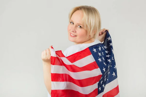 Belle Jeune Femme Dodue Avec Drapeau Américain Sur Fond Blanc — Photo