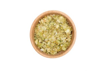 Beyaz arka plan üzerinde izole tahta kaşıkla ahşap kase toz yeşil hop kalkıyor.