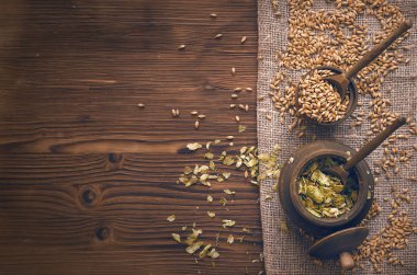 Malt ve ahşap tencere atla kahverengi ahşap masa arka plan kopya alanı ile üzerine çuval bezi kumaş.