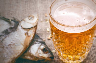 Light bira ve stockfish çuval bezi arka plan üzerinde cam.