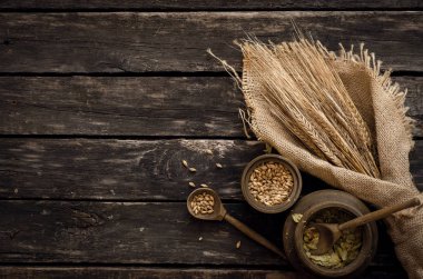 Malt ve hop yeşil yaprakları yaşlı ahşap masa arka plan, üstten görünüm üzerinde kurutulmuş.