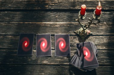 Tarot kartları fortune teller masada. Gelecekteki okuma. Kehanet kavramı.