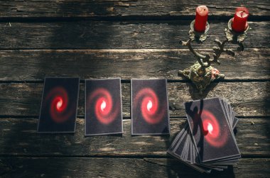 Tarot kartları fortune teller masada. Gelecekteki okuma. Kehanet kavramı.
