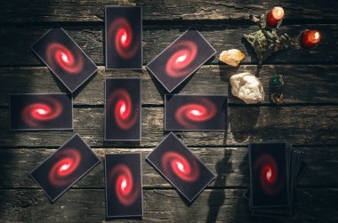 Tarot kartları fortune teller masada. Gelecekteki okuma. Kehanet kavramı.