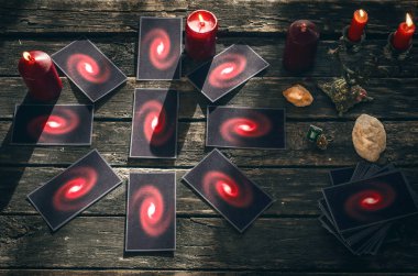 Tarot kartları fortune teller masada. Gelecekteki okuma. Kehanet kavramı.