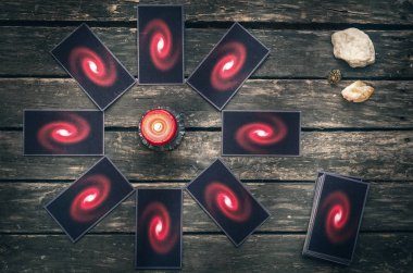 Tarot kartları fortune teller masada. Gelecekteki okuma. Kehanet kavramı.