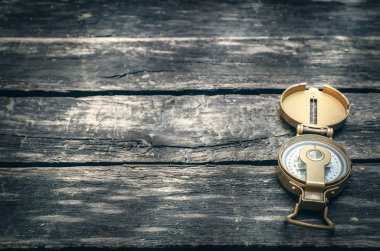 Altın Pusula kopya alanı yaşlı ahşap masa yüzey zemin üzerine izole. Seyir cihazları.