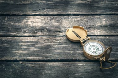 Altın Pusula kopya alanı yaşlı ahşap masa yüzey zemin üzerine izole. Seyir cihazları.