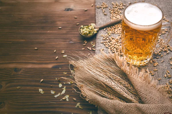 Glass Light Beer Scattered Hop Malt Rye Ears Aged Wooden — Stock Photo, Image