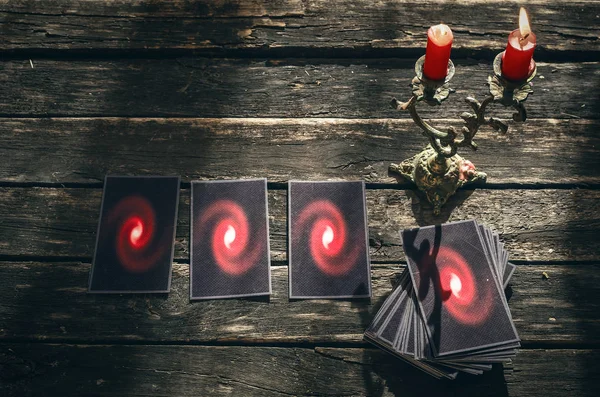 Tarot kartları fortune teller masada. Gelecekteki okuma. Kehanet kavramı.