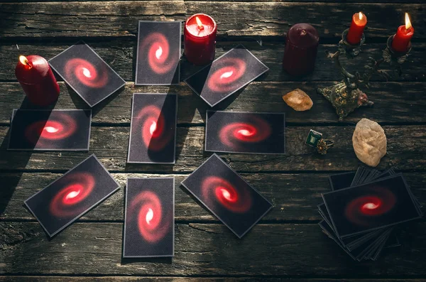 Tarot kartları fortune teller masada. Gelecekteki okuma. Kehanet kavramı.