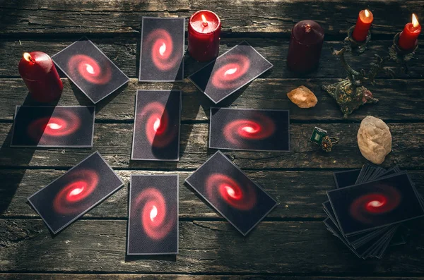 Tarot kartları fortune teller masada. Gelecekteki okuma. Kehanet kavramı.