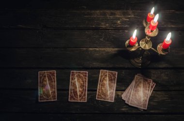 Falcı masasındaki tarot kartları. Futune okuma kavramı.