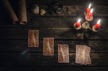 Falcı masasındaki tarot kartları. Futune okuma kavramı.