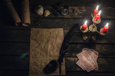 Fortune teller Resepsiyon Masa artalanını Tarot kartlar. Futune okuma kavramı. Tarot sihirli el yazması kağıt sayfasının çalışma.