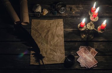 Fortune teller Resepsiyon Masa artalanını Tarot kartlar. Futune okuma kavramı. Tarot sihirli el yazması kağıt sayfasının çalışma.
