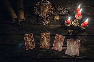 Fortune teller Resepsiyon Masa artalanını Tarot kartlar. Futune okuma kavramı. Paranormal masada sihirli ayna.