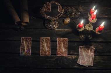 Fortune teller Resepsiyon Masa artalanını Tarot kartlar. Futune okuma kavramı. Paranormal masada sihirli ayna.