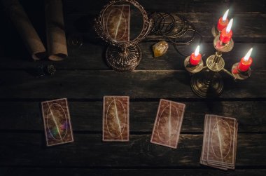 Fortune teller Resepsiyon Masa artalanını Tarot kartlar. Futune okuma kavramı. Paranormal masada sihirli ayna.