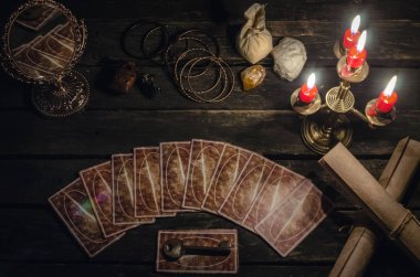 Fortune teller Resepsiyon Masa artalanını Tarot kartlar. Futune okuma kavramı. Sihirli ayna ve kaderi için anahtar.