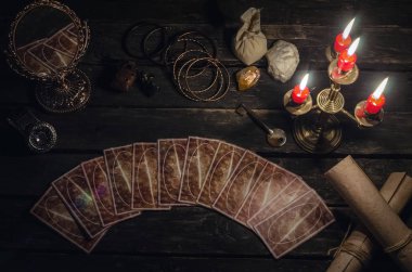 Fortune teller Resepsiyon Masa artalanını Tarot kartlar. Futune okuma kavramı. Sihirli ayna ve kaderi için anahtar.