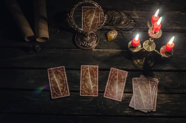 Tarotkarten Auf Dem Tisch Der Wahrsagerin Zukunftslesekonzept Zauberspiegel Auf Paranormalem — Stockfoto