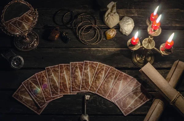 Fortune teller Resepsiyon Masa artalanını Tarot kartlar. Futune okuma kavramı. Sihirli ayna ve kaderi için anahtar.