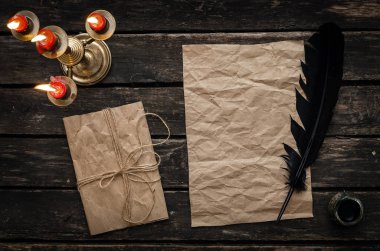 Ahşap arka plan eski boş mektup kağıdı sayfa. El yazması. Geri okul ya da şiir yazar Resepsiyon Masa kavramı.