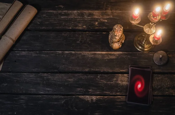 Tarot kartları sihirli masada. Gelecekteki okuma kavramı.