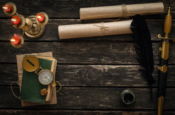 冒険や旅行の概念の背景 コピー スペースを持つ高齢者の木製テーブル背景にトレジャー ハンター 黄金の羅針盤 キャンドル 古代写本の日記の本 — ストック写真