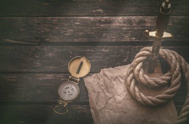Pusula, buruşuk kahverengi kağıt sayfa parşömen için örnek ve bir tablo ve gemi ip itme hançerin hazine harita kopya alanı ile. Maceracı veya korsan kavramı arka plan.