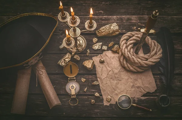 海賊の帽子 金色のナゲット 宝地図古いテーブル背景にコピー スペース コンパス 船のロープでしわくちゃの羊皮紙 — ストック写真