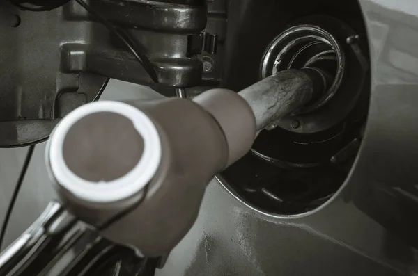 Boquilla Combustible Tanque Gasolina Del Coche Cerrar Foto Blanco Negro — Foto de Stock