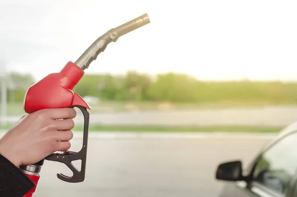 Mano Del Hombre Sostiene Una Boquilla Combustible Gasolinera Concepto Reabastecimiento — Foto de Stock