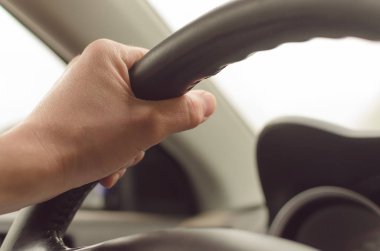 Araba direksiyon simidi ellerinde. Araba seyahat kavramı.