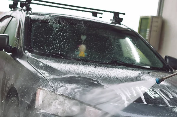 Mann Wäscht Auto Auf Der Waschanlage Selbstbedienung — Stockfoto