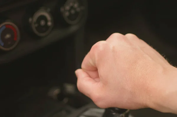 Mão Condutor Botão Mudança Velocidades Conceito Viagem Carro — Fotografia de Stock