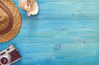 Yaz arka plan kopya alanı ile. Retro Fotoğraf makinesi, deniz kıyısı ve ahşap arka plan mavi şapka.