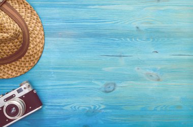 Yaz arka plan kopya alanı ile. Retro Fotoğraf makinesi ve ahşap arka plan mavi şapka.