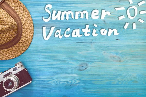 Sommerurlaub Hintergrund Mit Kopierraum Touristenausrüstung Auf Blauem Holztisch — Stockfoto