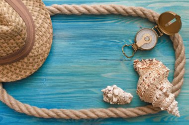 Yaz tatil arka plan. Kopya alanı ile şapka, pusula, deniz kıyısı ve ip kenarlık çerçevesi.