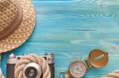 Yaz tatil arka plan kopya alanı ile. Şapkayı, fotoğraf makinesi, pusula ve halat mavi ahşap masa arka plan üzerinde.