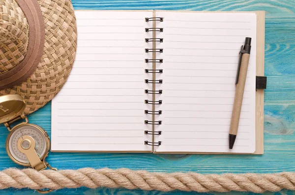 暑假背景框架 假期做列表模拟 空白记事本 指南针 绳索和旅游帽子在蓝色木头背景与拷贝空间 — 图库照片