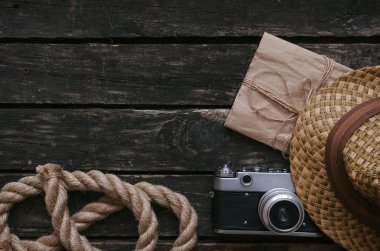 Boş turist veya maceracı günlüğü kitap sayfası. Eski mektup, fotoğraf makinesi, şapka ve vintage tablo arka plan ipe zarf.