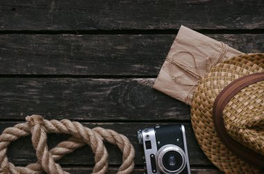 Boş turist veya maceracı günlüğü kitap sayfası. Eski mektup, fotoğraf makinesi, şapka ve vintage tablo arka plan ipe zarf.