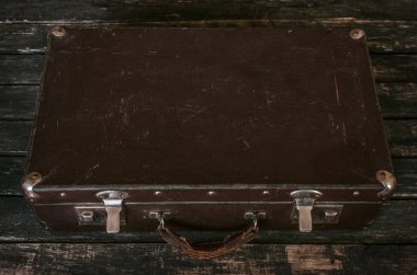 Yaşlı ahşap zemin artalanları Retro kapalı bavula. Bir bavul ve dinlenmek için zaman.