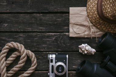 Zarf eski mektup, retro fotoğraf makinesi, şapka ve vintage tablo arka plan ipi ile. Deniz tatil arka plan.